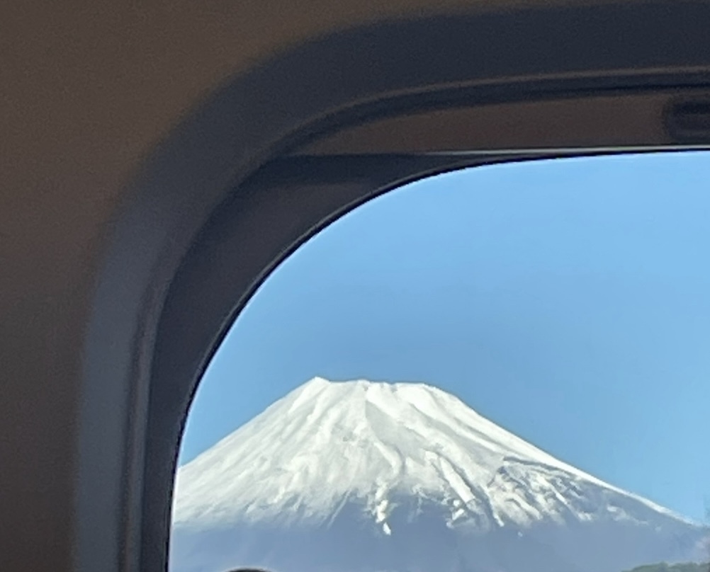 今回の企画では、兵庫県の可愛い制服を着て踊るというもの！
地元でも見た事のある制服ばかりですごく新鮮やった〜みんなが地元に来たような…笑笑
私が着た制服はすごく可愛いと昔から定評があった学校で、袖を通すことが出来て嬉しかったよ😊