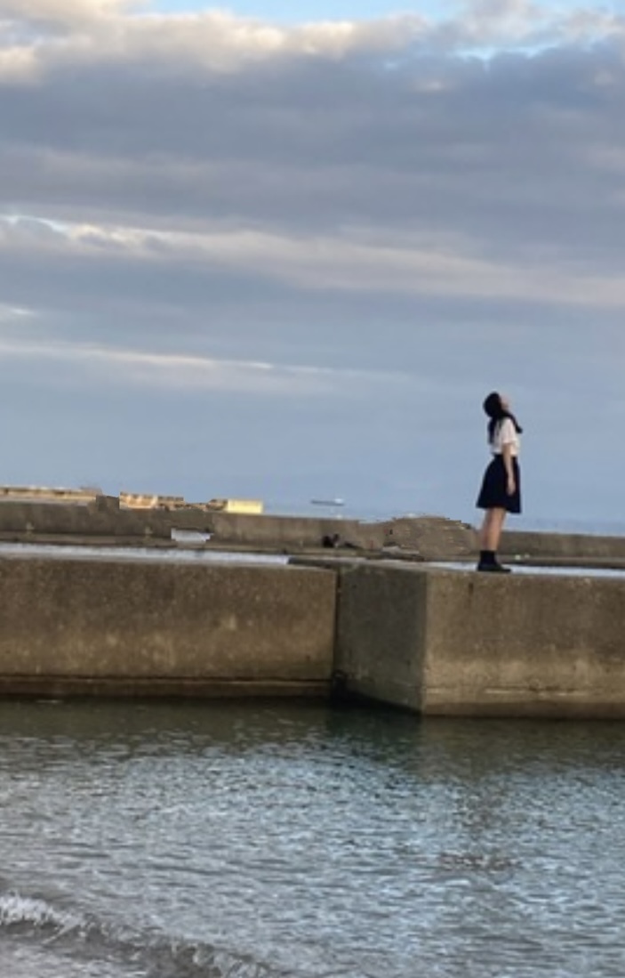 今回の企画では、兵庫県の可愛い制服を着て踊るというもの！
地元でも見た事のある制服ばかりですごく新鮮やった〜みんなが地元に来たような…笑笑
私が着た制服はすごく可愛いと昔から定評があった学校で、袖を通すことが出来て嬉しかったよ😊